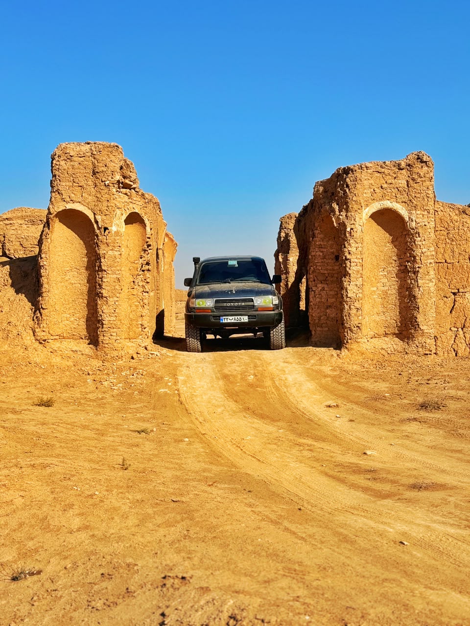 لندکروزر کنار بنای کویری